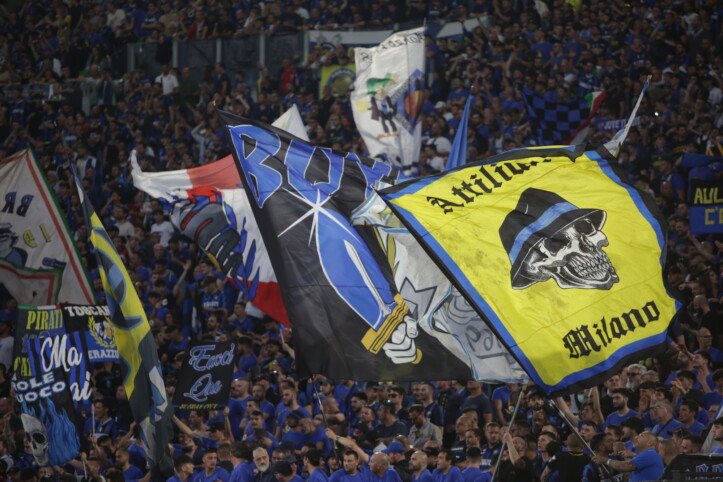 Tifosi dell'Inter allo stadio sventolano bandiere nerazzurre