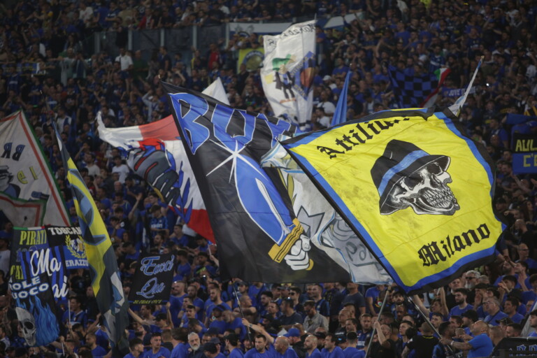 Tifosi dell'Inter allo stadio sventolano bandiere nerazzurre