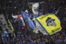 Tifosi dell'Inter allo stadio sventolano bandiere nerazzurre