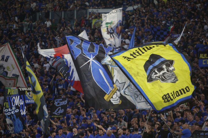 Tifosi dell'Inter allo stadio sventolano bandiere nerazzurre