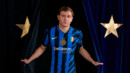 Nicolò Barella in posa con la maglia nerazzurra