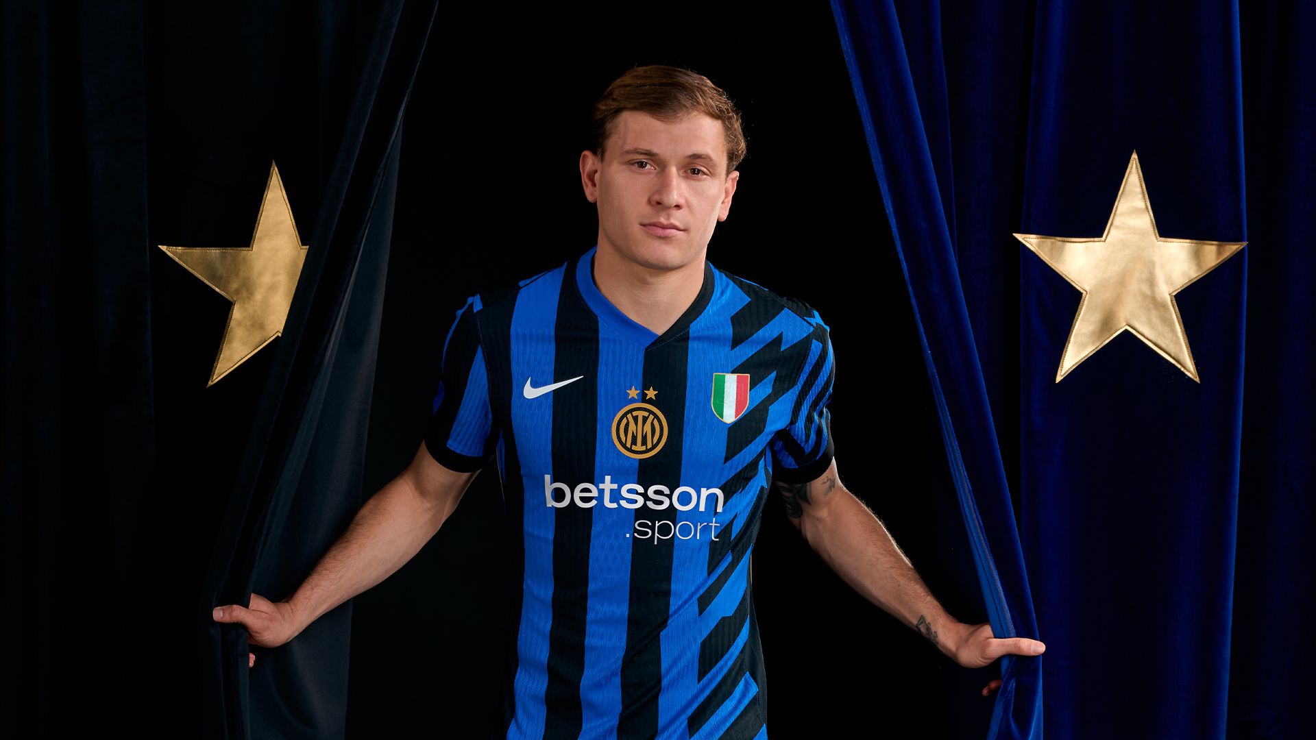 Nicol&ograve; Barella in posa con la maglia nerazzurra