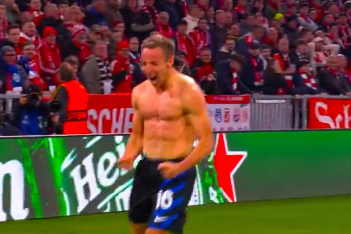 Davide Frattesi esulta al gol in Bayern Monaco-Inter