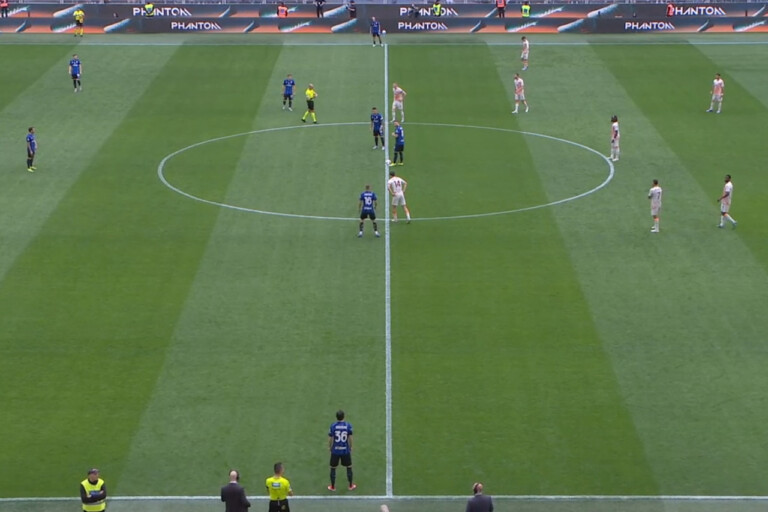 Squadre in campo prima di Inter-Roma