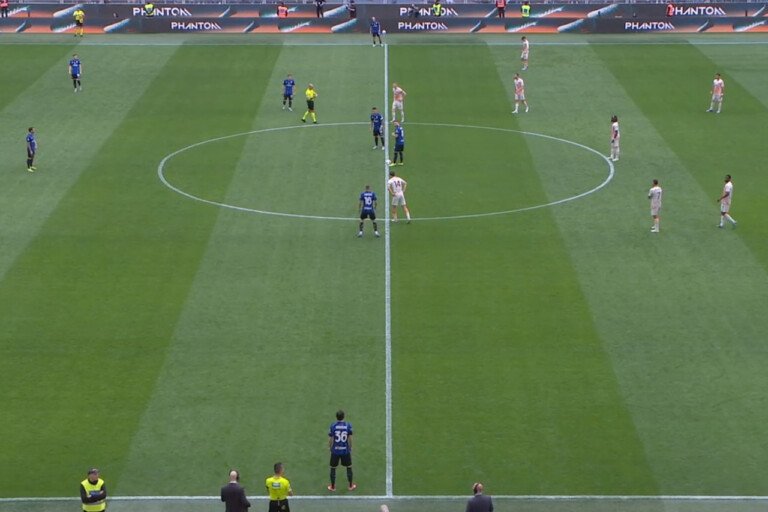 Squadre in campo prima di Inter-Roma