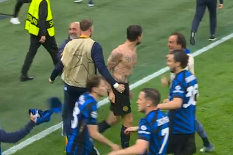 L'esultanza di Acerbi dopo il gol in Inter-Barcellona di Champions League
